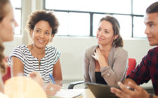 Grupo pedagógico conversando sobre itinerários formativos.