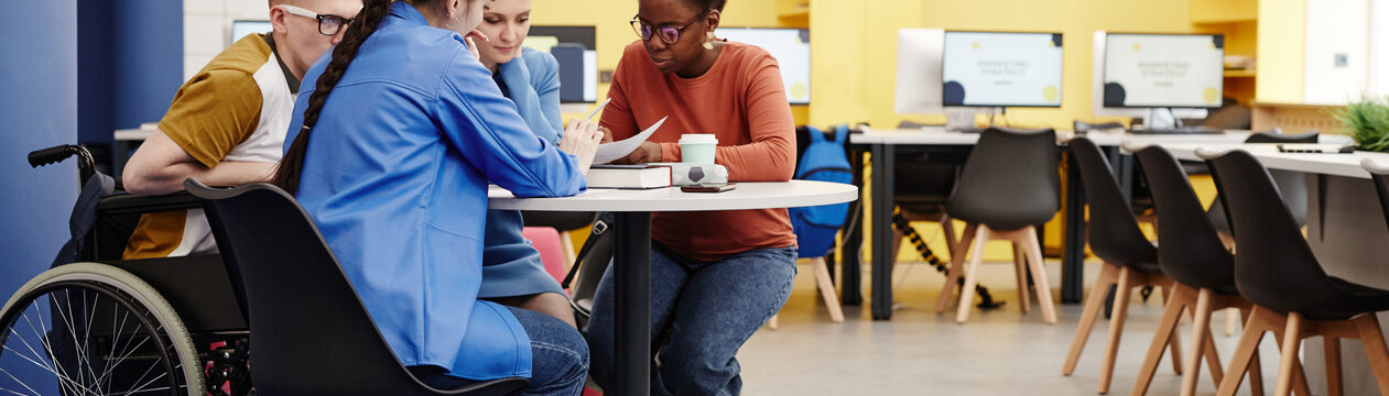 Jovens do ensino médio reunidos na escola.