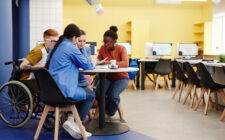 Jovens do ensino médio reunidos na escola.