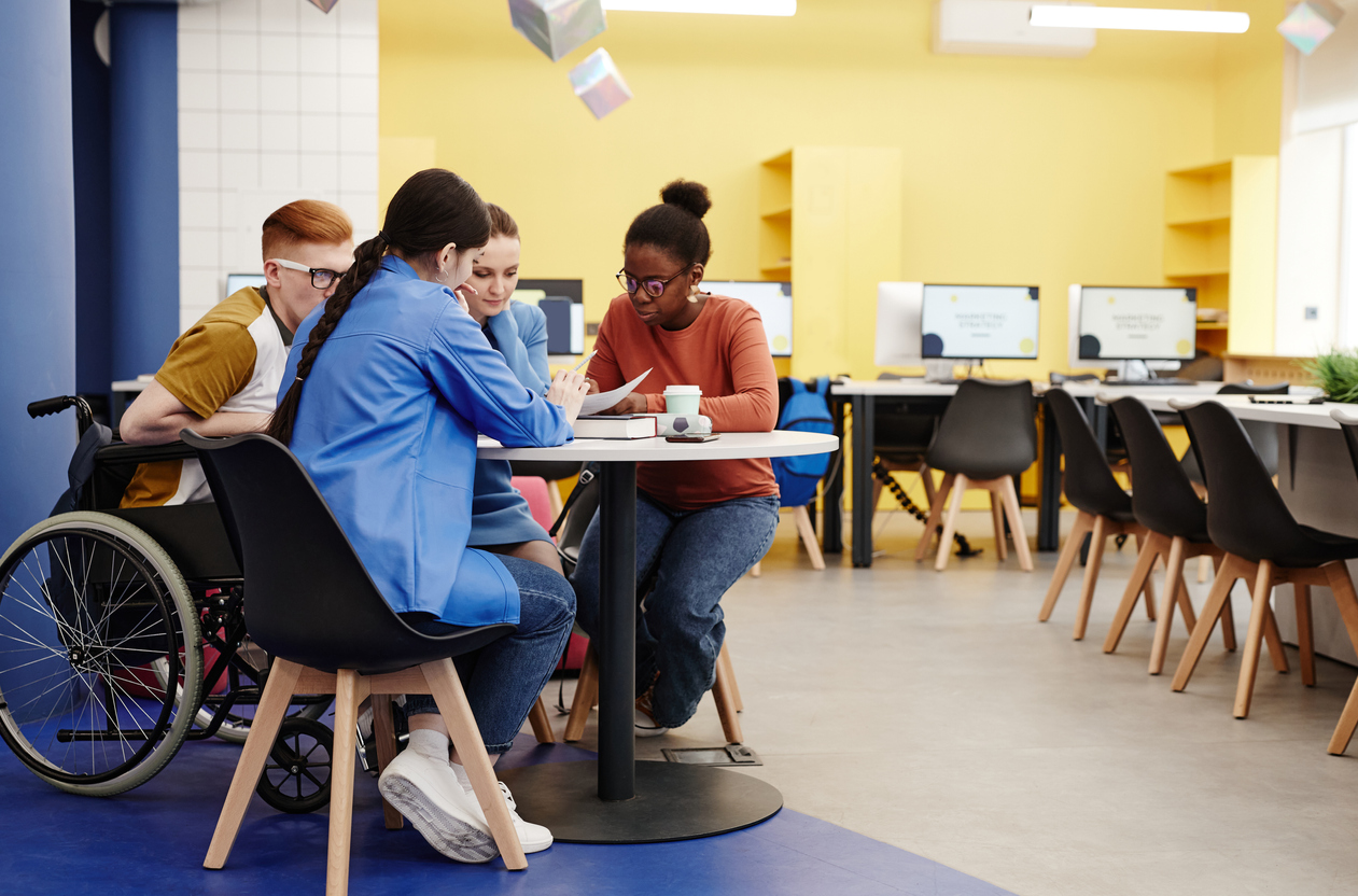 Jovens do ensino médio reunidos na escola.