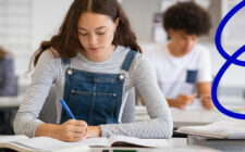 Sala de aula com alunos fazendo simulado.