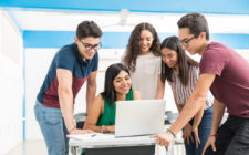 Alunos do ensino médio fazendo trabalho em grupo na sala de aula.